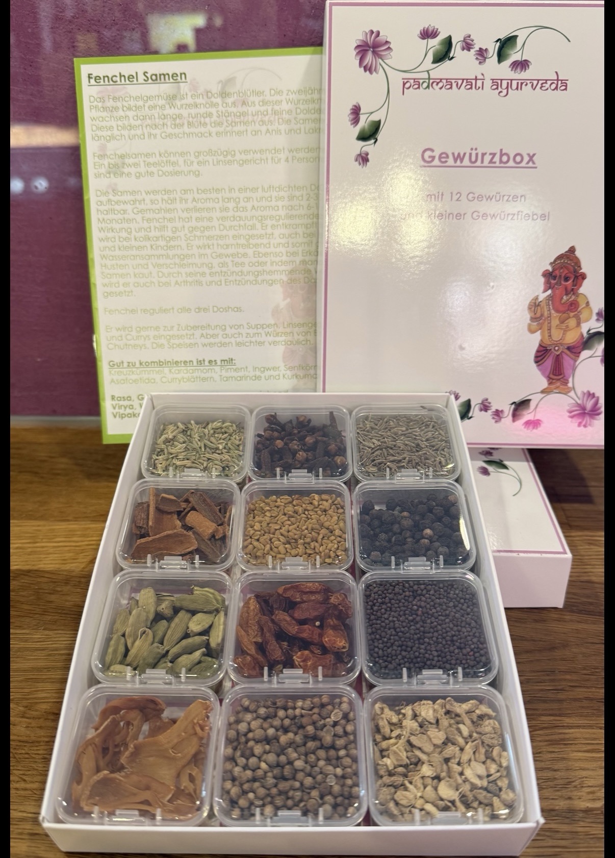 Kleine Ayurveda-Gewürzbox mit 12 ausgewählten Gewürzen und Gewürzfibel
